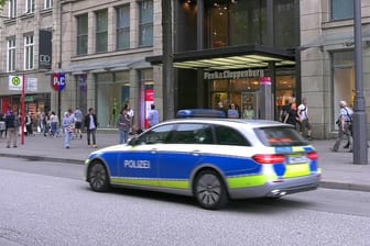 Ein Polizeiwagen fährt auf der Mönkebergstraße: In Kaufhaus von "Peek und Cloppenburg" wurde ein Leichnam gefunden.