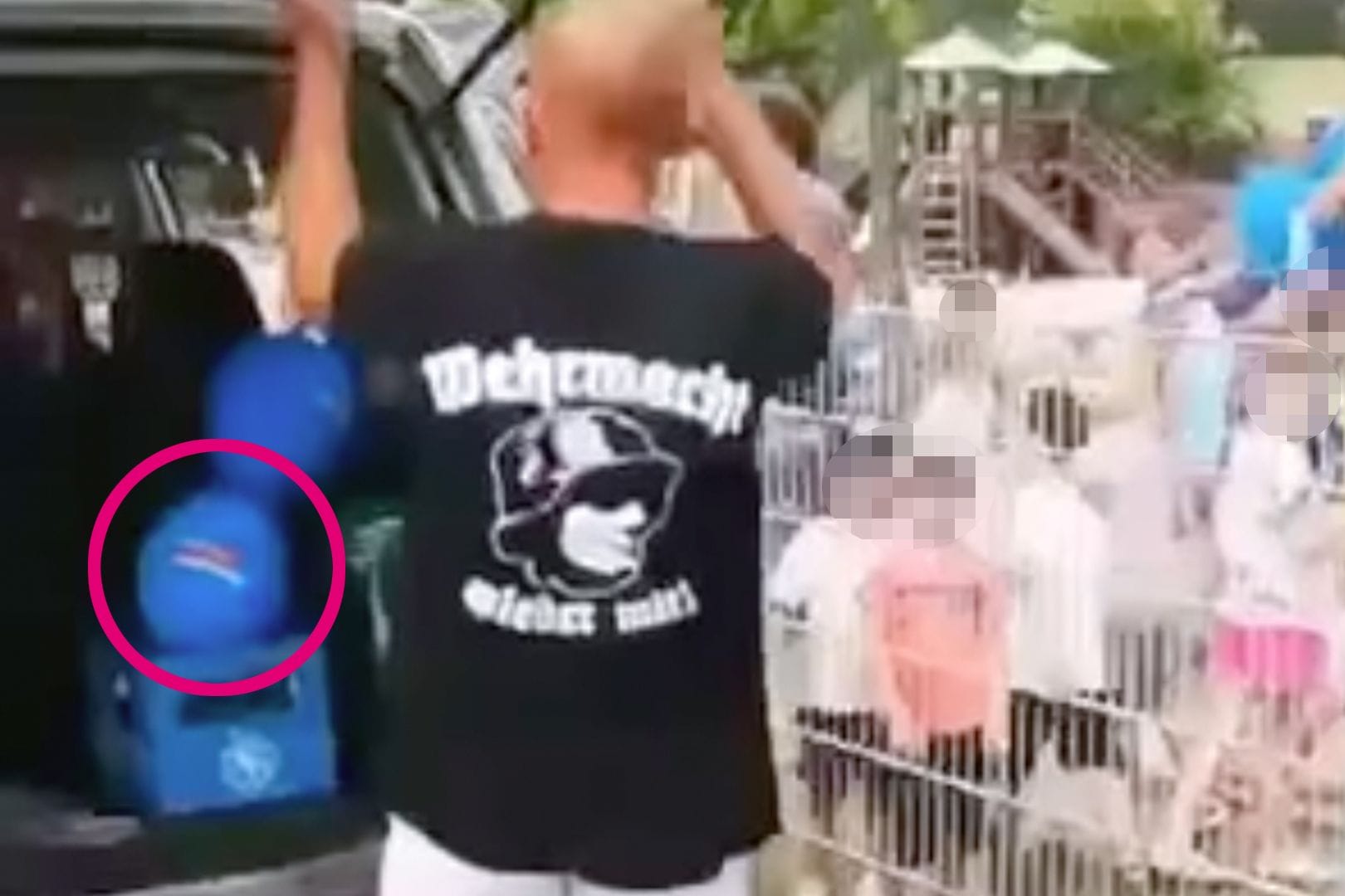 Ein Video soll die Szene zeigen: Darin verteilt ein Mann in einem "Wehrmacht"-T-Shirt blaue Luftballons an Kinder.