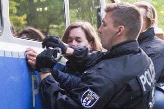 Die saechsische Linken-Landtagsabgeordnete Juliane Nagel ist bei einer Demonstration in Leipzig von Polizisten festgenommen worden. Die 44-Jaehrige wurde gegen 20:30 Uhr abgefuehrt. Anschliessend wurden ihr, das berichtet Sachsen Fernsehen in einem Artikel, Handschellen angelegt. Zur Personalienaufnahme wurde sie in ein Polizeifahrzeug verbracht. Weiter wird berichtet, Juliane Nagel sei in ein Polizeifahrzeug verbracht worden sein.