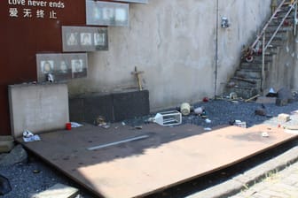 Die VerwΓΌstungen der GedenkstΓ€tte des Loveparade-UnglΓΌcks: Ein Zeuge alarmierte die Polizei. Die VerwΓΌstungen der GedenkstΓ€tte des Loveparade-UnglΓΌcks: Ein Zeuge alarmierte die Polizei.