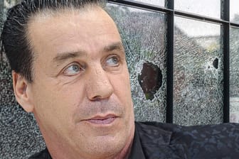Till Lindemann wird zur Zielscheibe: Neben der Attacke auf den Firmensitz von Rammstein gab es auch einen Vorfall im privaten Umfeld des Sängers.