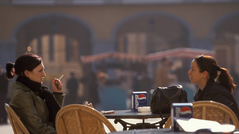 Raucherbereich: Auf den Balearen gelten bisher die Außenbereiche von Cafés und Restaurants als rauchfreie Zone.