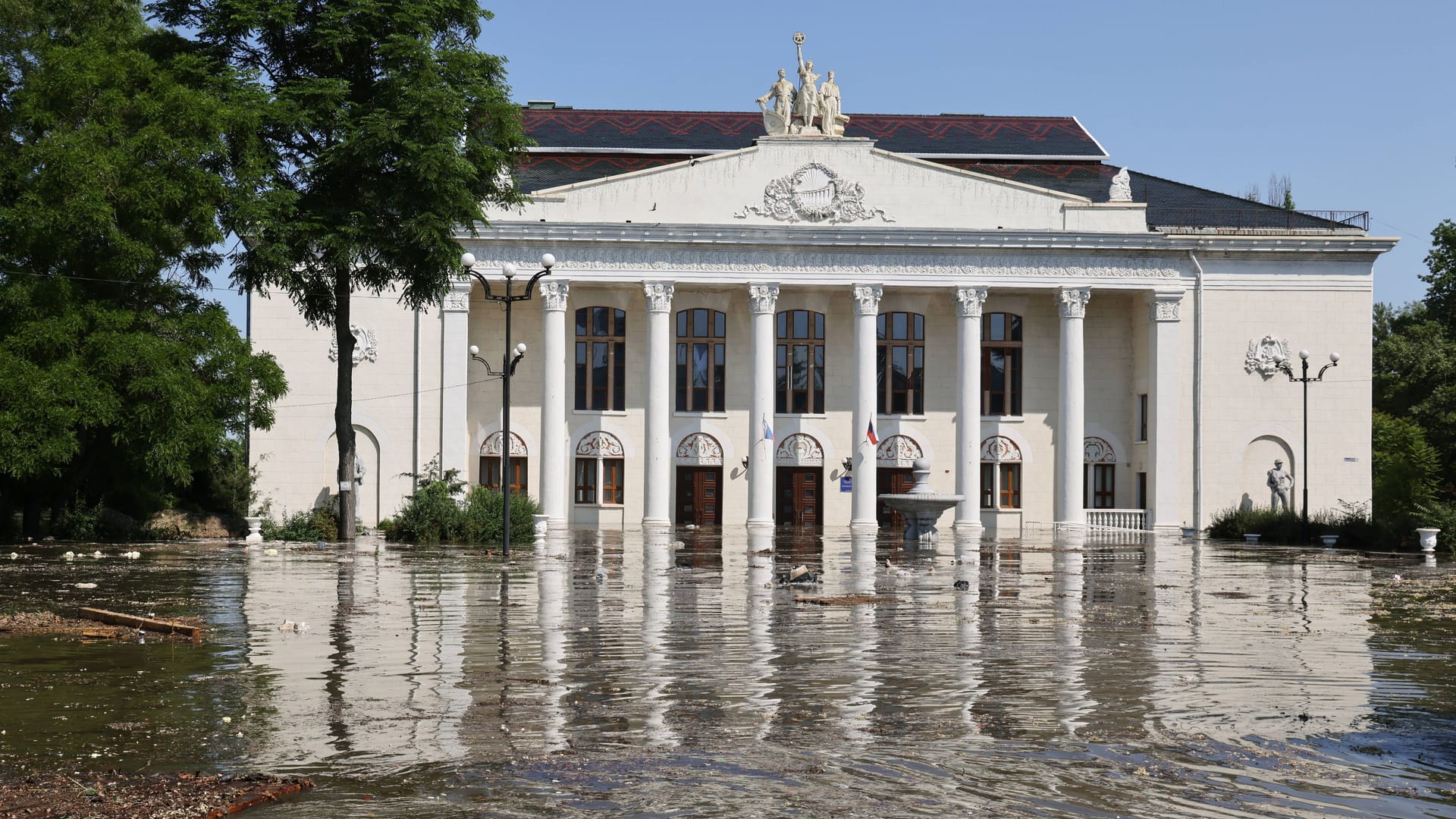 Das Wasser erreicht das Zentrum von Nowa Kachowka.