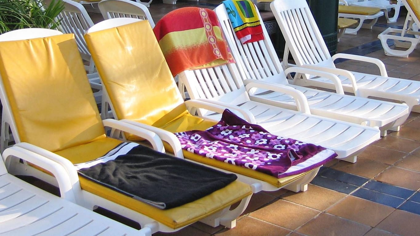 Reservierte Sonnenliegen (Archivbild): Schon vor dem Frühstück sind die besten Plätze am Pool durch Handtücher besetzt.
