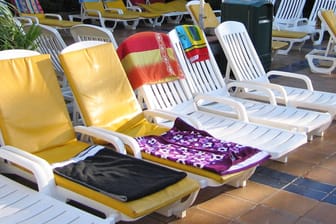 Reservierte Sonnenliegen (Archivbild): Schon vor dem Frühstück sind die besten Plätze am Pool durch Handtücher besetzt.