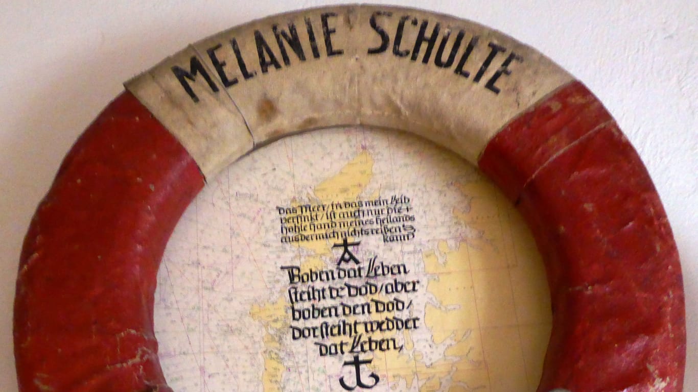Ein angespülter Rettungsring der "Melanie Schulte" (Archivfoto): Viele Angehörige warten bis heute auf die Aufklärung des mysteriösen Verschwindens.