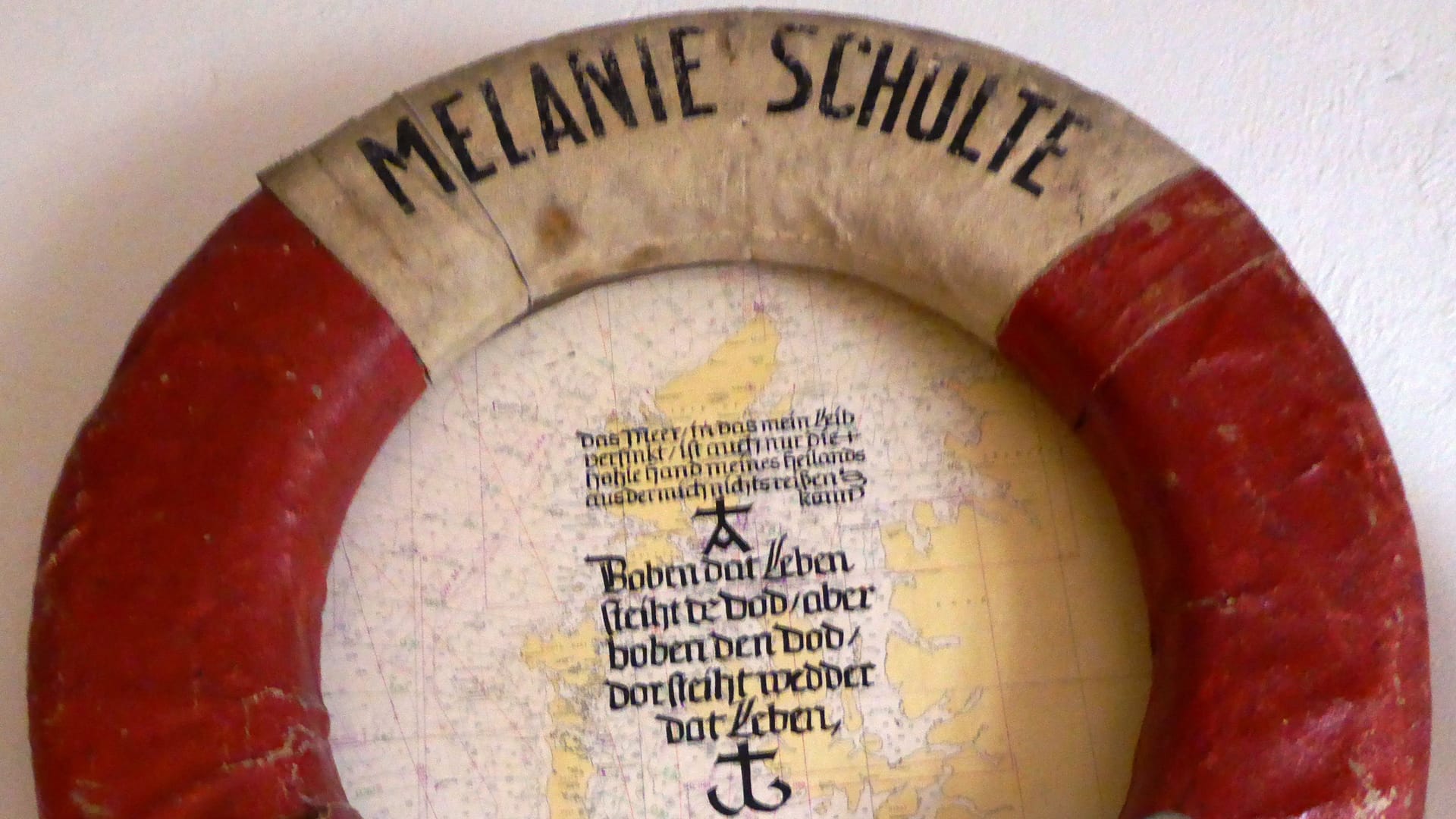 Ein angespülter Rettungsring der "Melanie Schulte" (Archivfoto): Viele Angehörige warten bis heute auf die Aufklärung des mysteriösen Verschwindens.