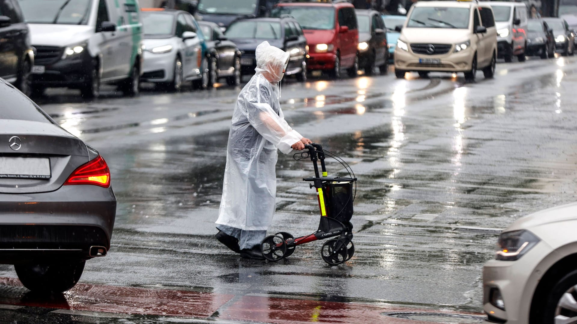 Eine Person mit Regenponcho: In Berlin und Brandenburg kann es erneut zu Gewittern kommen.