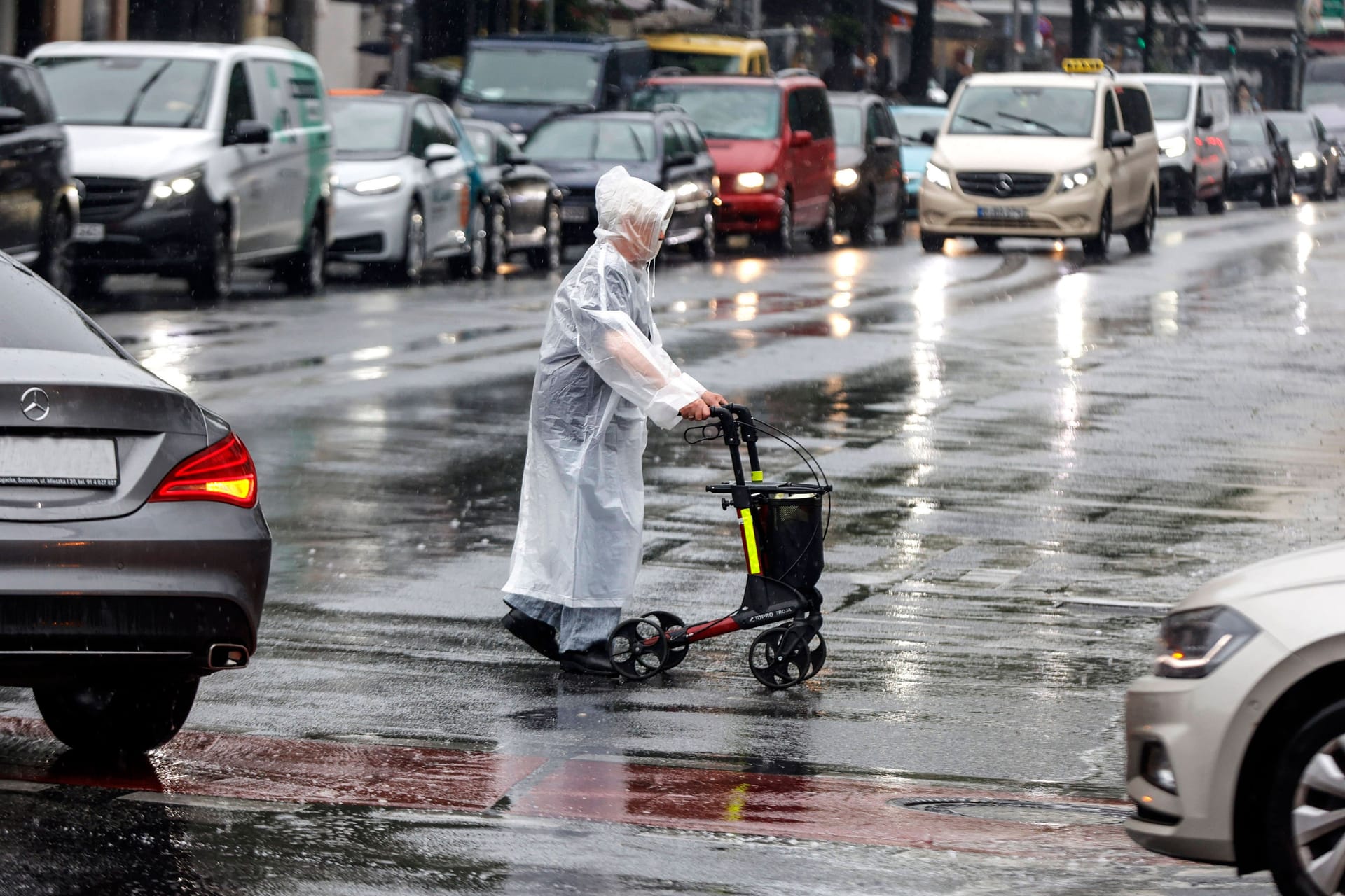 Eine Person mit Regenponcho: In Berlin und Brandenburg kann es erneut zu Gewittern kommen.