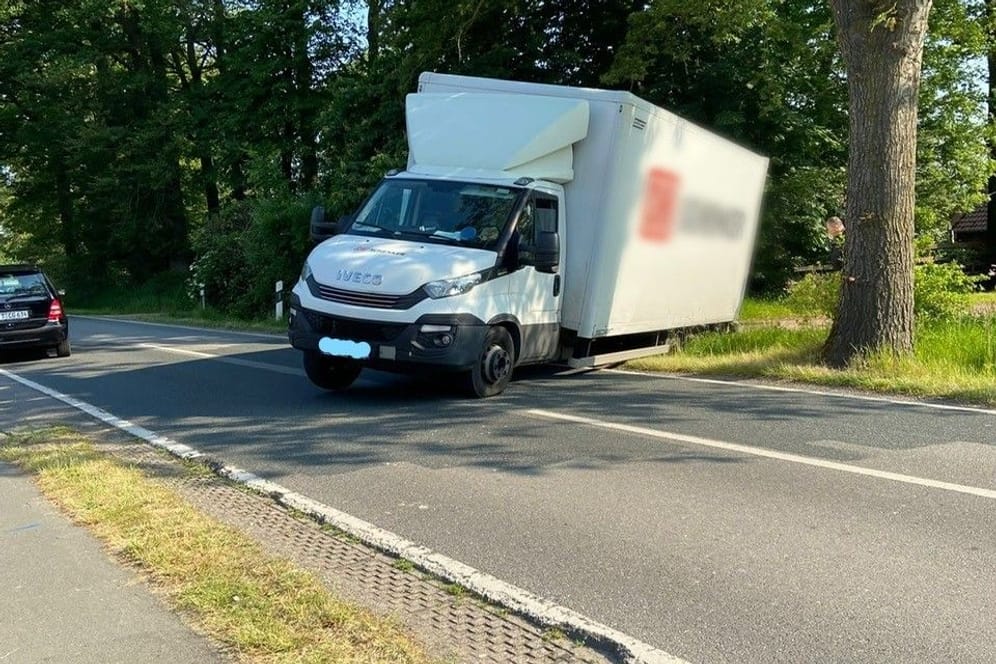 Der Transporter blockierte die Straße – zum Unmut eines Verkehrsteilnehmers.