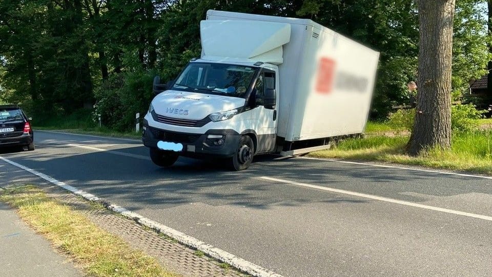 Der Transporter blockierte die Straße – zum Unmut eines Verkehrsteilnehmers. Der Transporter blockierte die Straße – zum Unmut eines Verkehrsteilnehmers.