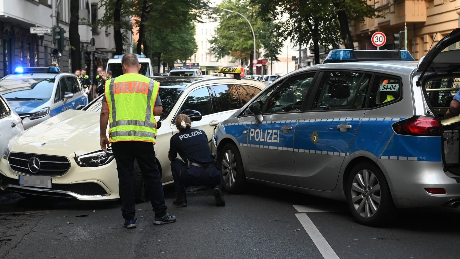Ein Unfall zwischen Taxi und Streifenwagen: Die Flucht nach einer Körperverletzung und Autodiebstahl wurde gestoppt. Ein Unfall zwischen Taxi und Streifenwagen: Die Flucht nach einer Körperverletzung und Autodiebstahl wurde gestoppt.