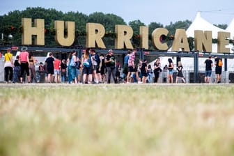 Besucher gehen am Haupteingang des Hurricane Festivals entlang (Archivbild): Für 2023 gibt es ein Ticket-Angebot, was offenbar nicht auf Anklang trifft.