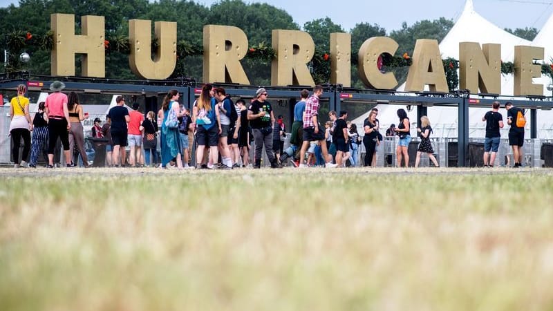 Besucher gehen am Haupteingang des Hurricane Festivals entlang (Archivbild): Für 2023 gibt es ein Ticket-Angebot, was offenbar nicht auf Anklang trifft. Besucher gehen am Haupteingang des Hurricane Festivals entlang (Archivbild): Für 2023 gibt es ein Ticket-Angebot, was offenbar nicht auf Anklang trifft.