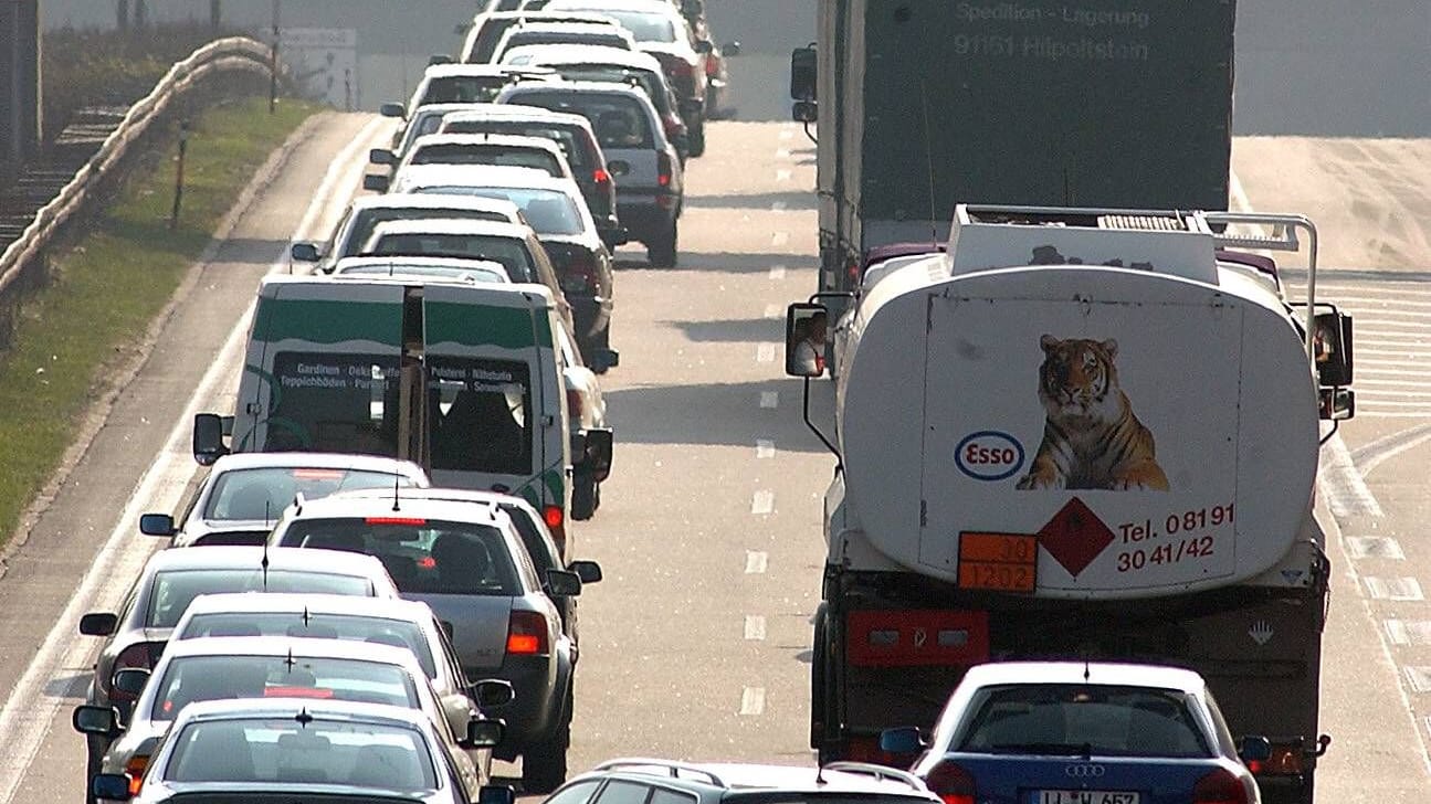 Stau auf der A96 (Archivbild): Auf der Autobahnüberleitung kam es zum Streit. Stau auf der A96 (Archivbild): Auf der Autobahnüberleitung kam es zum Streit.
