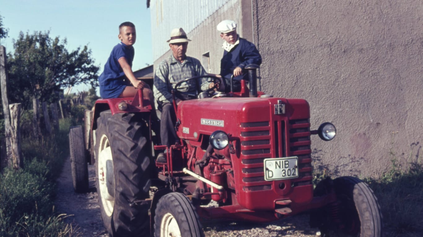 Bauer mit Traktor in den Fünfzigerjahren: Maschinen erleichterten die Arbeit zusehends.