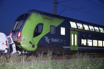 Zugunfall in Neumünster: Am Dienstag sind ein Regionalzug und ein Auto zusammengestoßen.