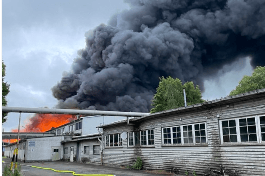 Große Rauchwolke in Friesland: Dort ist in einer Porzellanfabrik ein Großbrand ausgebrochen.