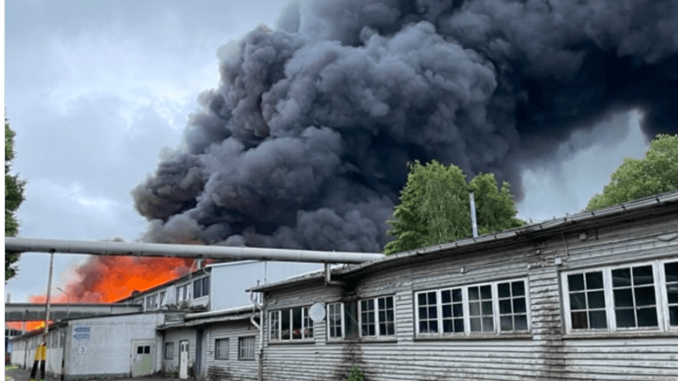 Große Rauchwolke in Friesland: Dort ist in einer Porzellanfabrik ein Großbrand ausgebrochen.