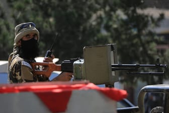 Ein Taliban-Kämpfer an einem Maschinengewehr in Kabul: Trotz Reisewarnung ist ein Österreicher nach Afghanistan gereist und wurde dort verhaftet.