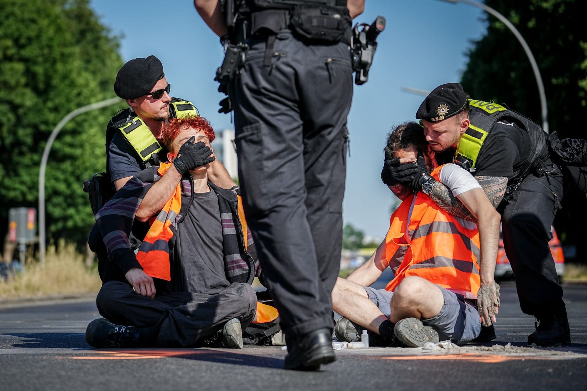 Aktivisten der Gruppe Letzte Generation (Archivfoto): Hier wurden sie bei einer Blockadeaktion an der Siegessäule von der Polizei von der Straße entfernt