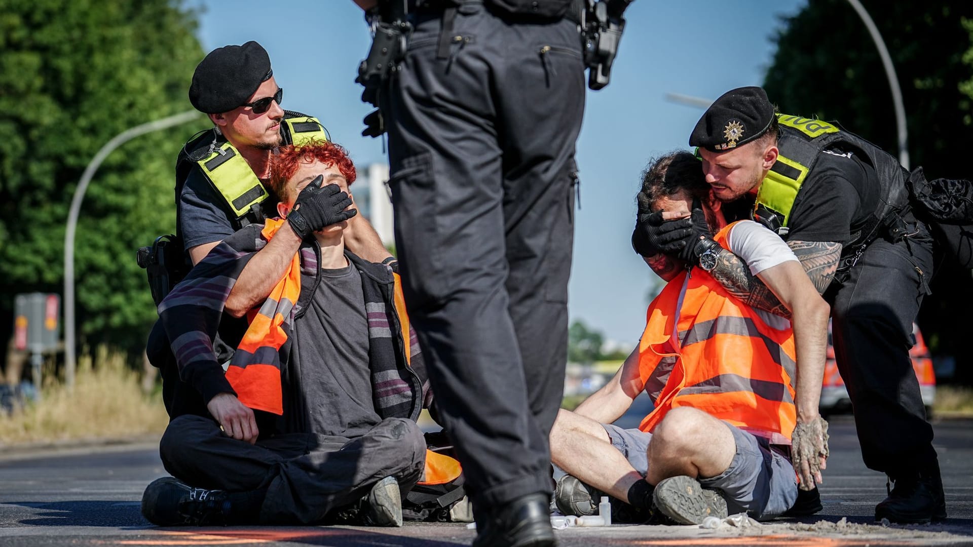 Aktivisten der Gruppe Letzte Generation (Archivfoto): Hier wurden sie bei einer Blockadeaktion an der Siegessäule von der Polizei von der Straße entfernt