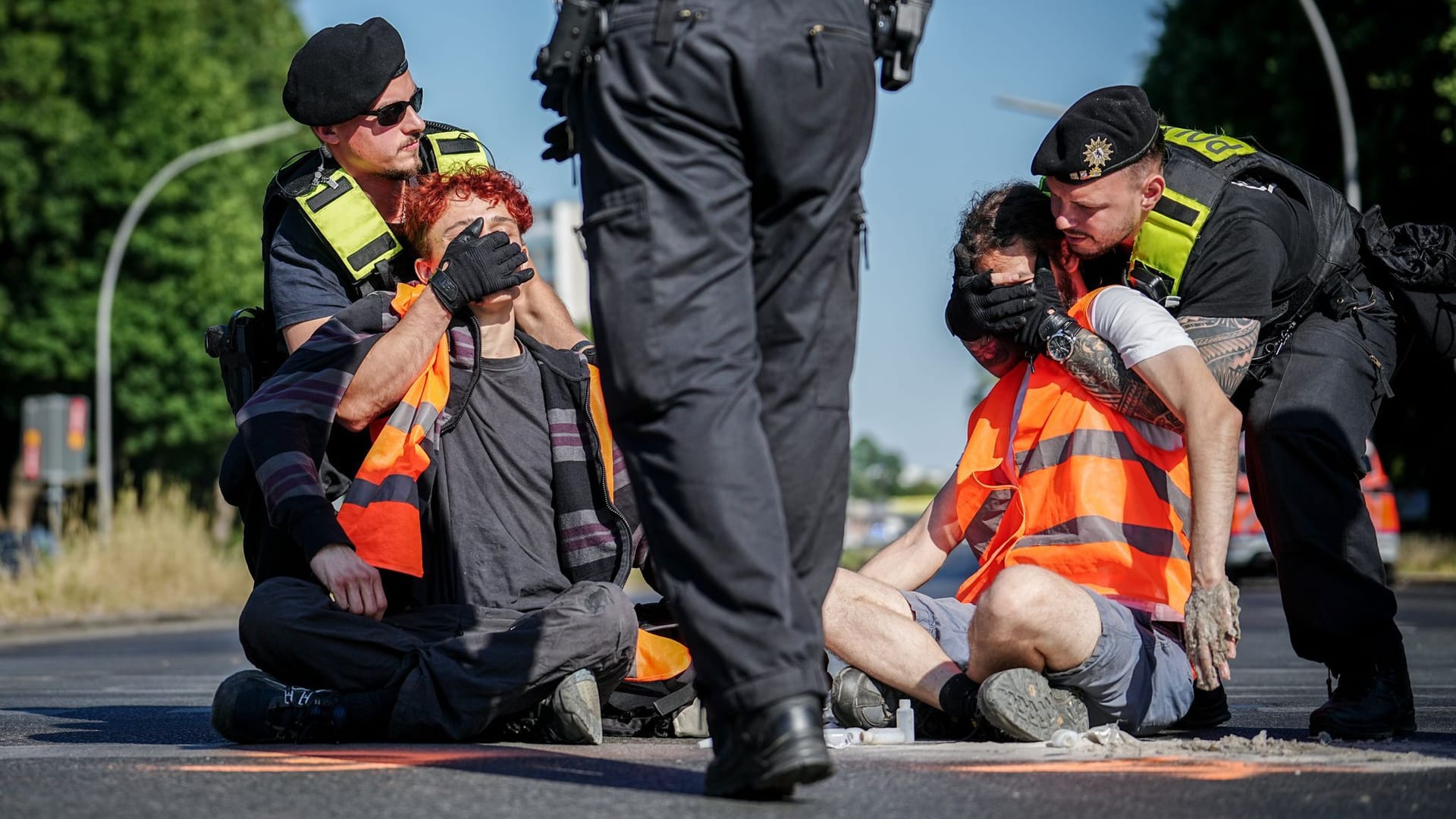 Aktivisten der Gruppe Letzte Generation (Archivfoto): Hier wurden sie bei einer Blockadeaktion an der Siegessäule von der Polizei von der Straße entfernt