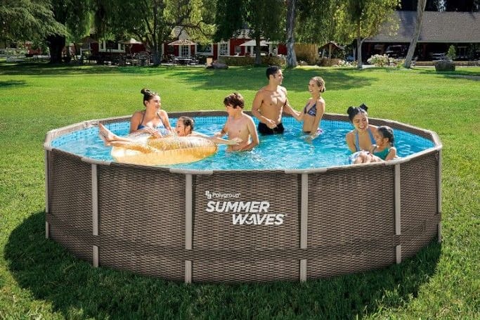 Heute ist ein großer Pool von Summer Waves im Angebot.