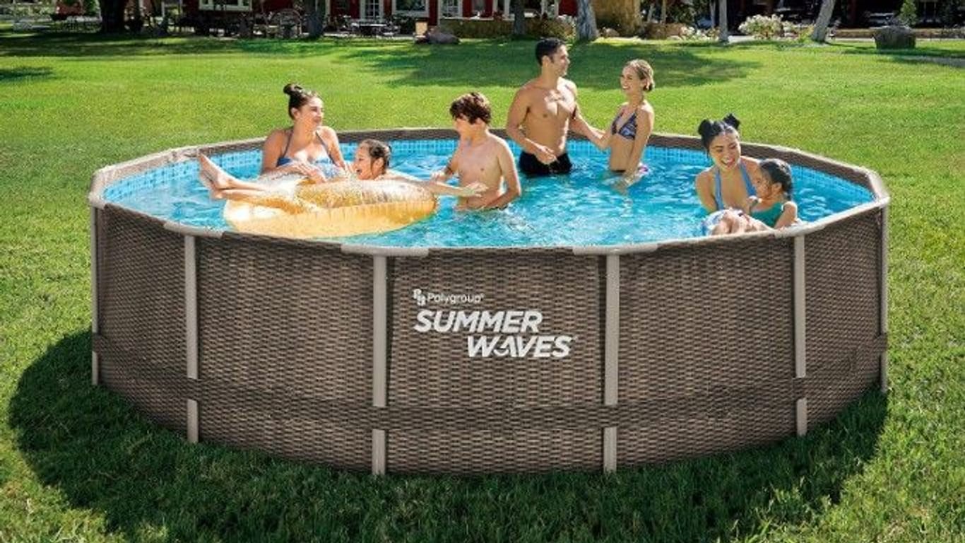Heute ist ein großer Pool von Summer Waves im Angebot.