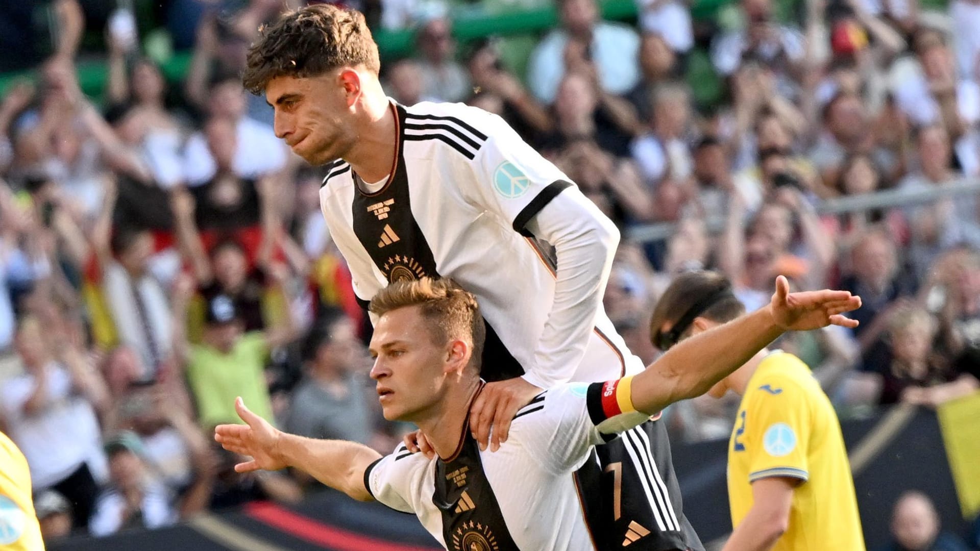 Die DFB-Elf liefert sich im Benefizspiel mit der Ukraine ein Spektakel. Joshua Kimmich (unten) und Kai Havertz (oben) retten mit ihren späten Treffern ein 3:3. Die Nationalspieler in der Einzelkritik.