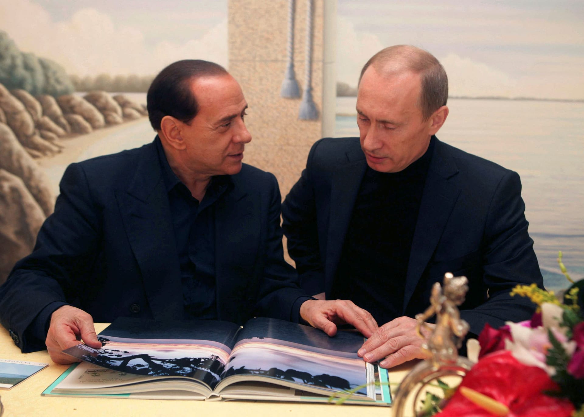 Berlusconi suchte die Nähe einflussreicher – und umstrittener – Persönlichkeiten. 2008 besuchte ihn der russische Präsident Wladimir Putin in seiner Sommervilla auf Sardinien.