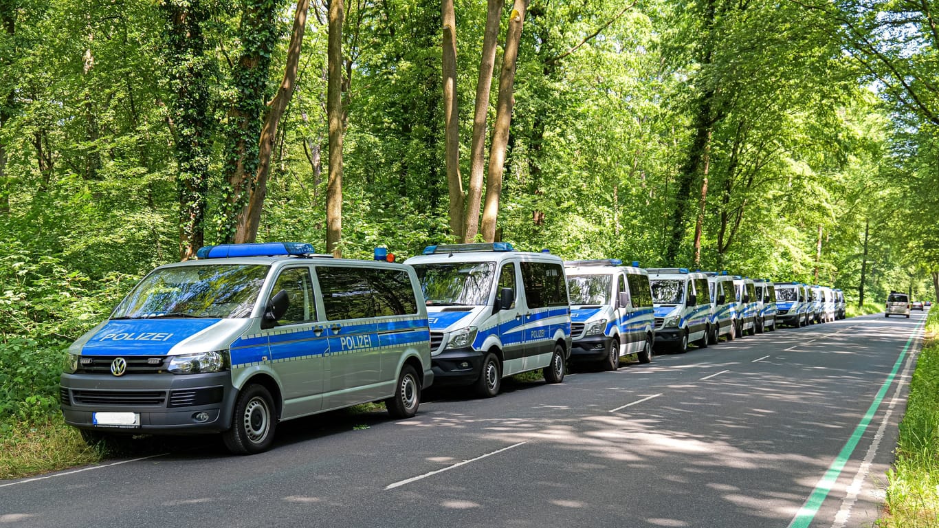Polizeiwagen stehen an der Eilenriede in Hannover: Hier suchten die Einsatzkräfte nach der Vermissten.