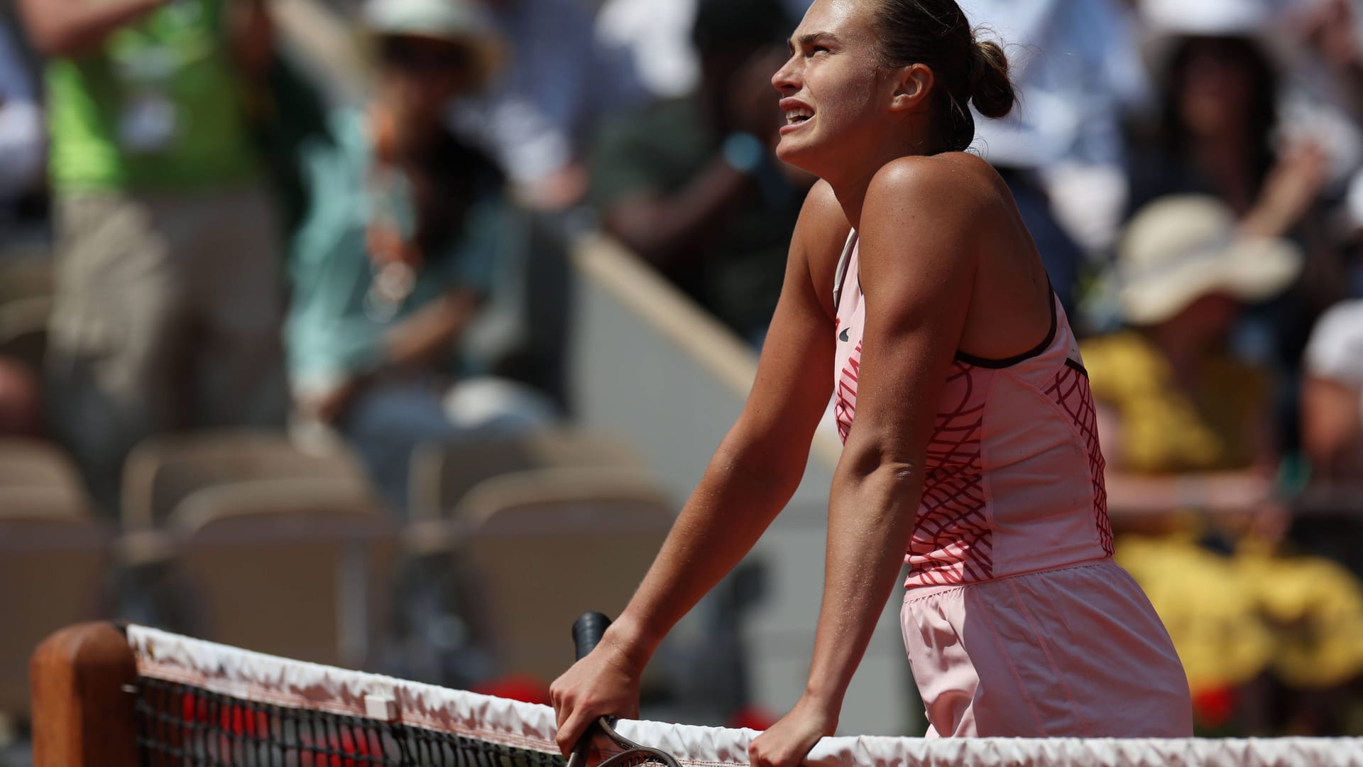 Aryna Sabalenka wartet am Netz: Elina Svitolina hatte ihr nach der Partie den Handschlag verweigert.