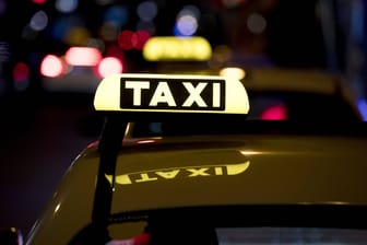 Wartende Taxis (Symbolbild): Ein Taxifahrer steht wegen Vergewaltigung vor Gericht.v Wartende Taxis (Symbolbild): Ein Taxifahrer steht wegen Vergewaltigung vor Gericht.v