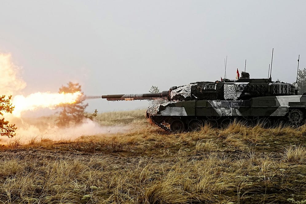 Es gibt erste Berichte, dass die von Deutschland gelieferten Leopard-Panzer durch russischen Beschuss zerstört wurden.