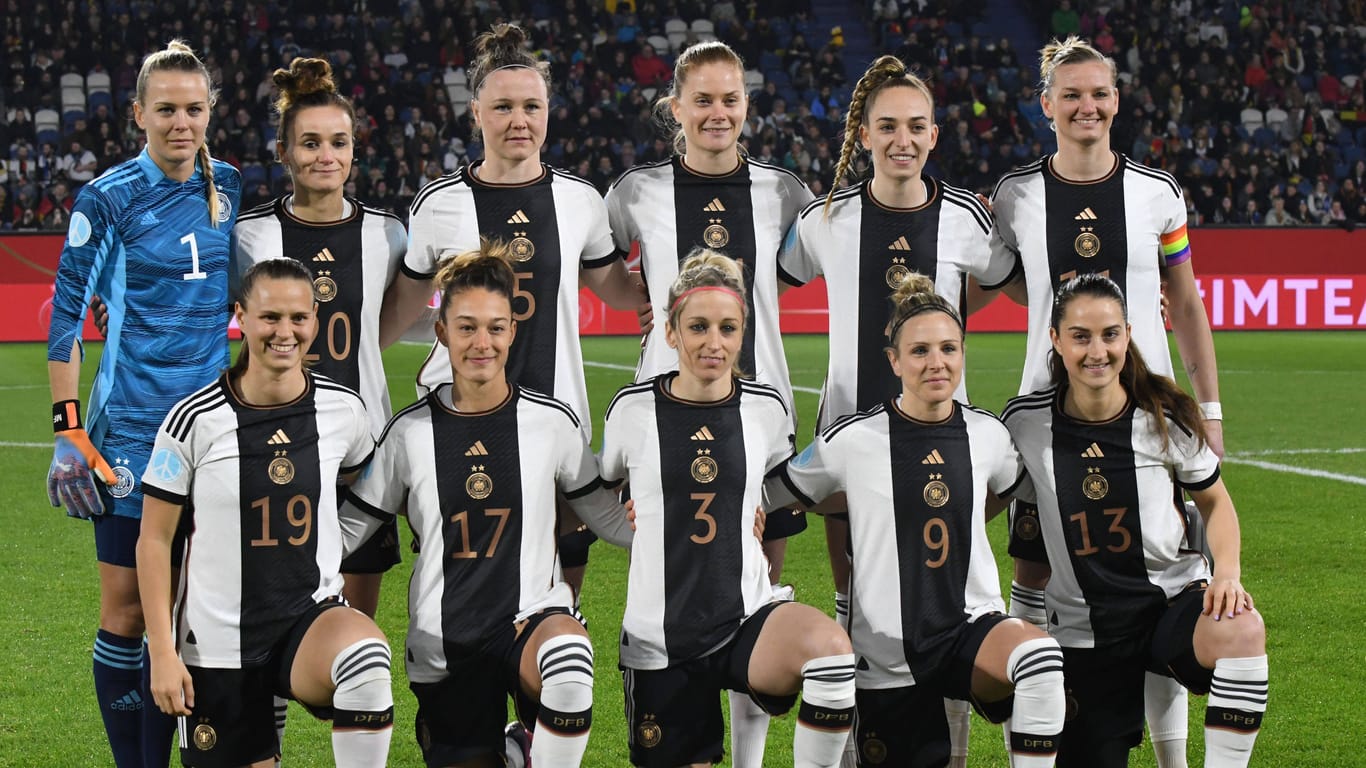 Teamfoto der DFB-Frauen: Ihre WM-Spiele werden nun wohl doch bei ARD und ZDF zu sehen sein.