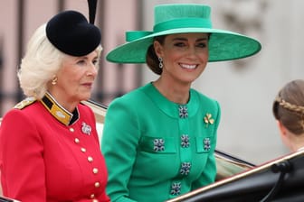 Königin Camilla und Prinzessin Kate: Sie fuhren bei der "Trooping the Colour"-Parade in einer Kutsche.