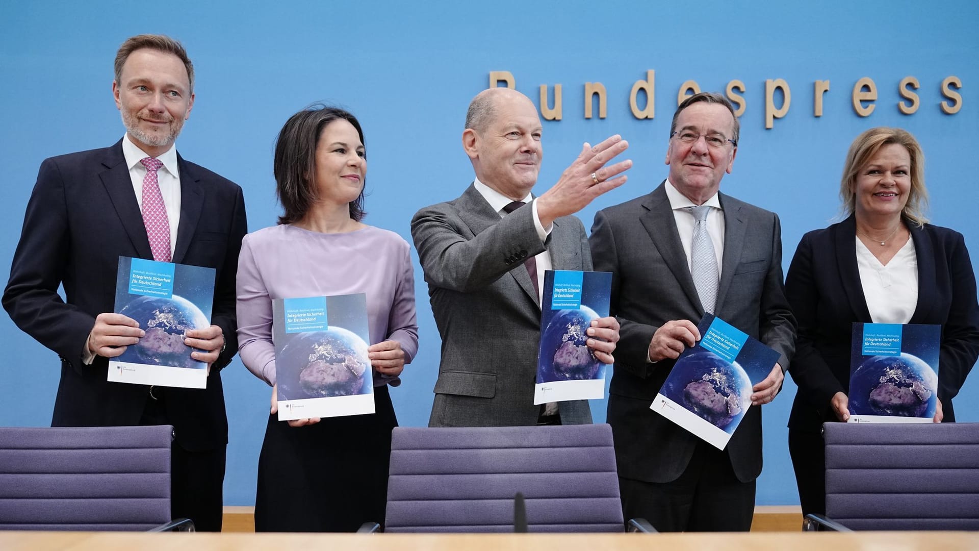 Christian Lindner (l-r), Annalena Baerbock, Olaf Scholz, Boris Pistorius und Nancy Faeser: Die Bundesregierung hat eine umfassende Nationale Sicherheitsstrategie beschlossen.