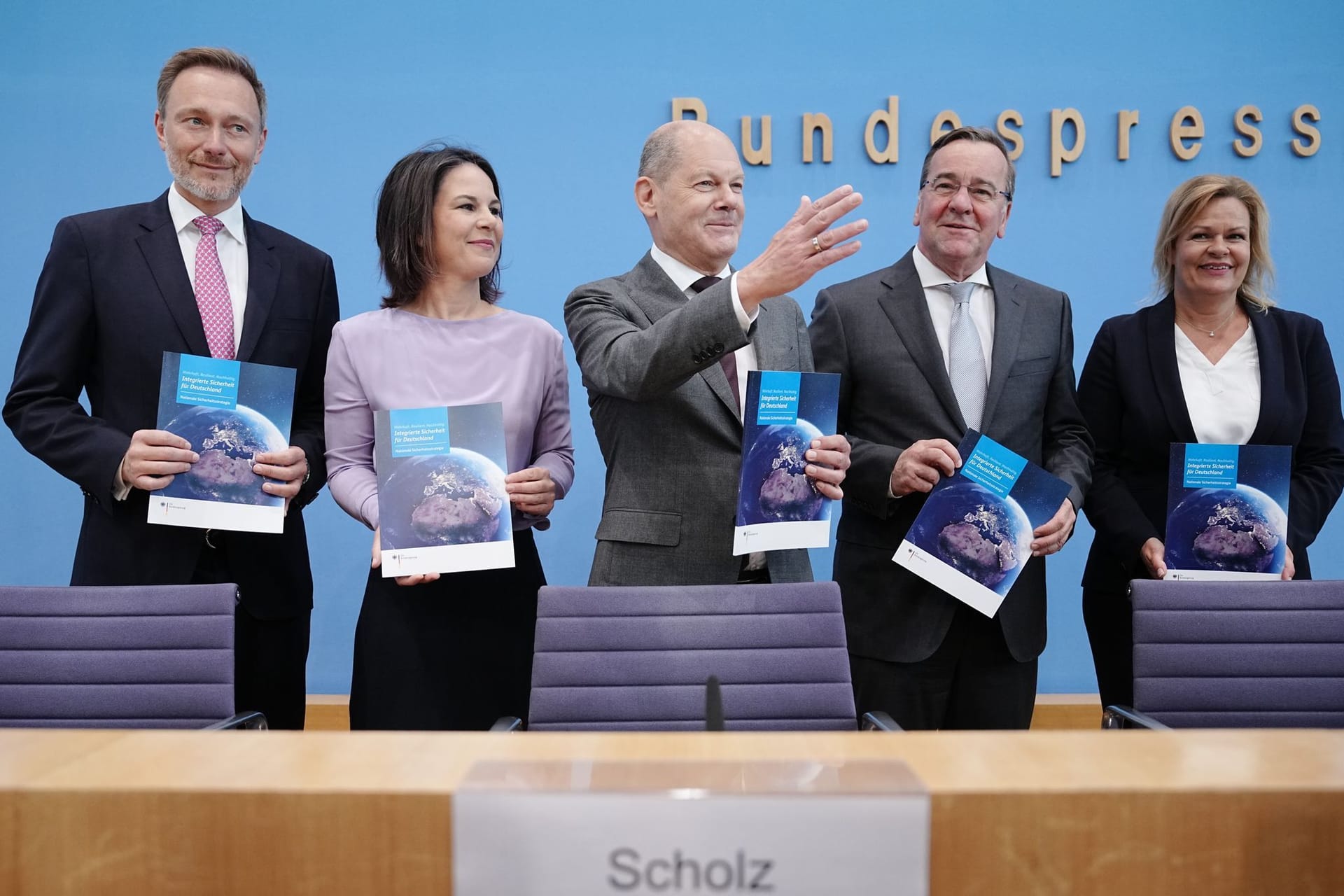 Christian Lindner (l-r), Annalena Baerbock, Olaf Scholz, Boris Pistorius und Nancy Faeser: Die Bundesregierung hat eine umfassende Nationale Sicherheitsstrategie beschlossen.