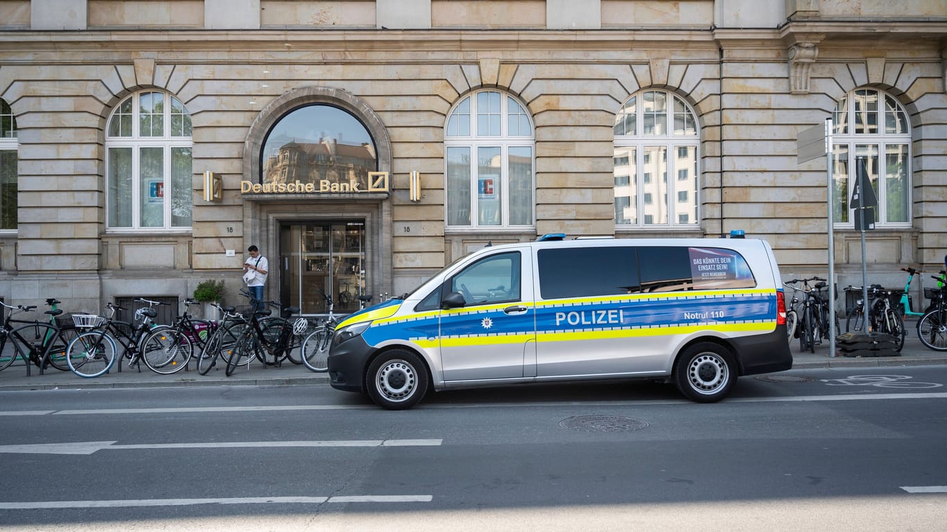Polizeieinsatz in Frankfurt (Symbolbild): Die Polizei sucht nach mehreren Jugendlichen.