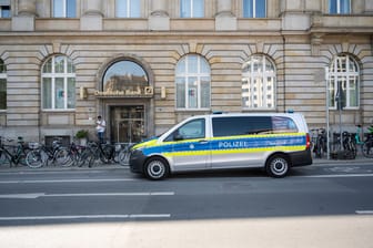 Polizeieinsatz in Frankfurt (Symbolbild): Die Polizei sucht nach mehreren Jugendlichen.