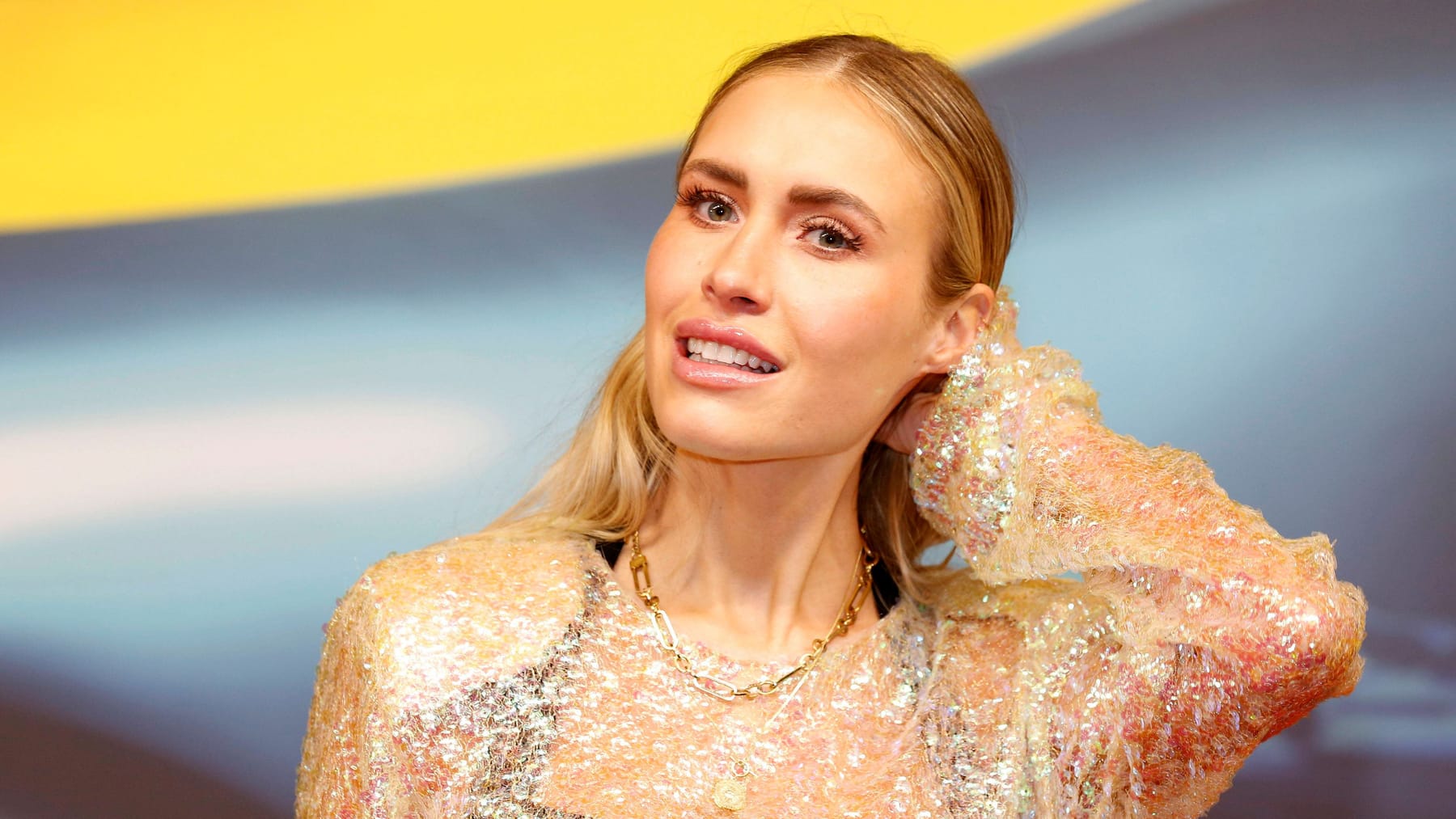 Model Alena Gerber Captivates Fans with Dazzling Deep Neckline – Heartwarming Comments Pour In