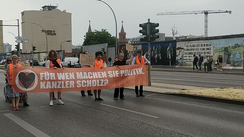 Ein Aktivist der "Letzten Generation" besprüht die Verti Music Hall. Am Nachmittag verlagerte sich der Protest an die East Side Galley.