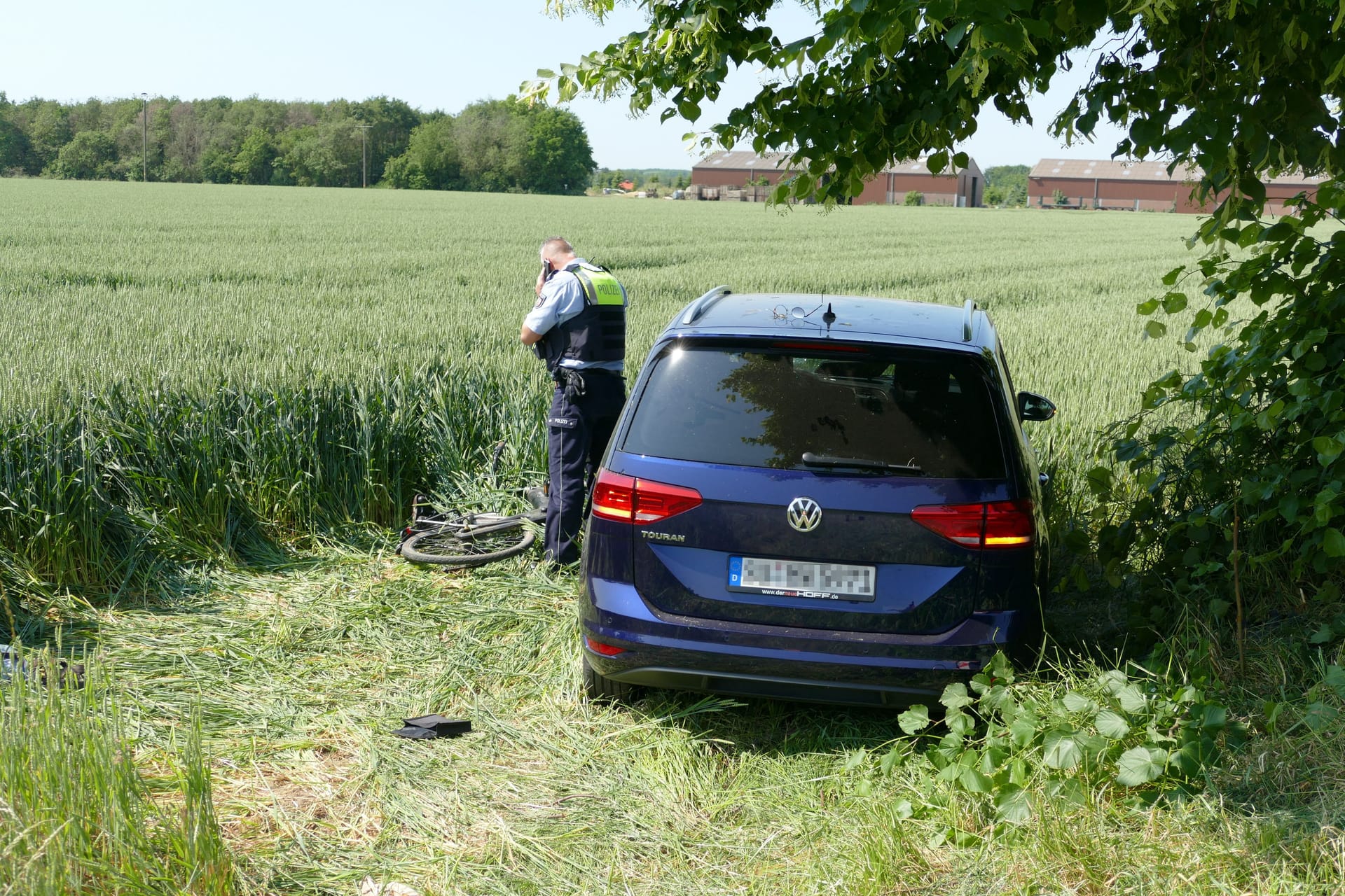 Der Unfallort in Troisdorf: Das Pedelec und der VW Touran kamen im Feld zum Stehen.