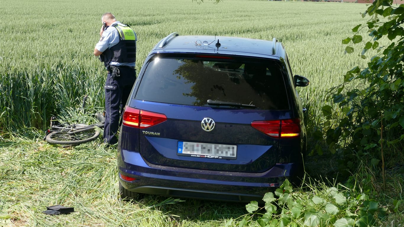 Der Unfallort in Troisdorf: Das Pedelec und der VW Touran kamen im Feld zum Stehen.