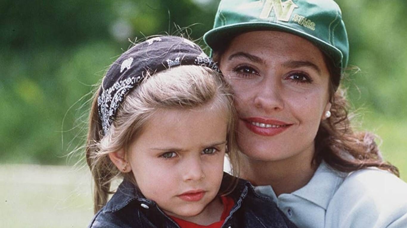 Ein Bild aus Kindheitstagen: Simone Thomalla 1993 mit ihrer damals dreieinhalb Jahre alten Tochter Sophia.