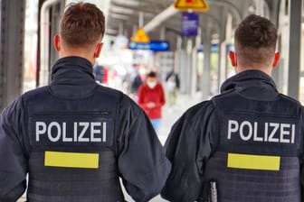 Polizisten am Bahnhof (Archivbild): In Berlin soll ein Beamter einen Passanten verletzt haben.