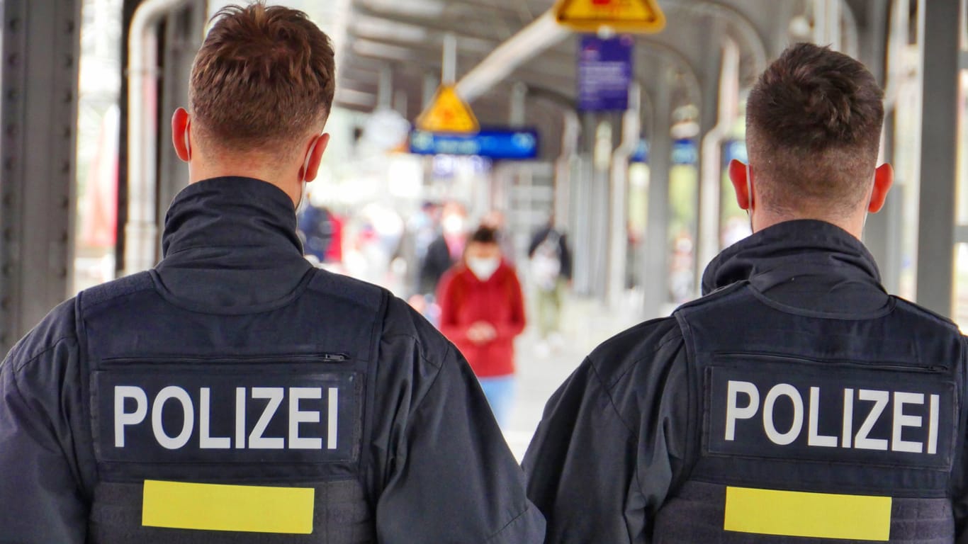 Polizisten am Bahnhof (Archivbild): In Berlin soll ein Beamter einen Passanten verletzt haben.