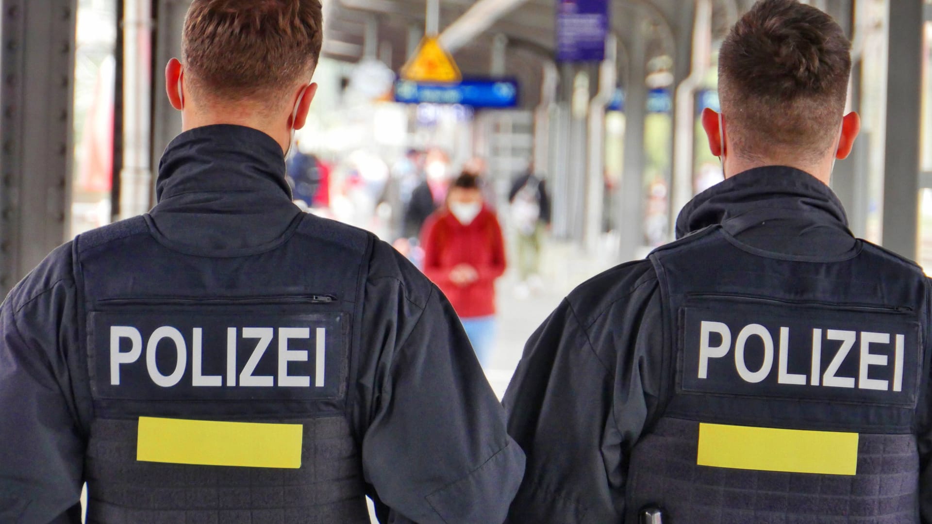 Polizisten am Bahnhof (Archivbild): In Berlin soll ein Beamter einen Passanten verletzt haben.