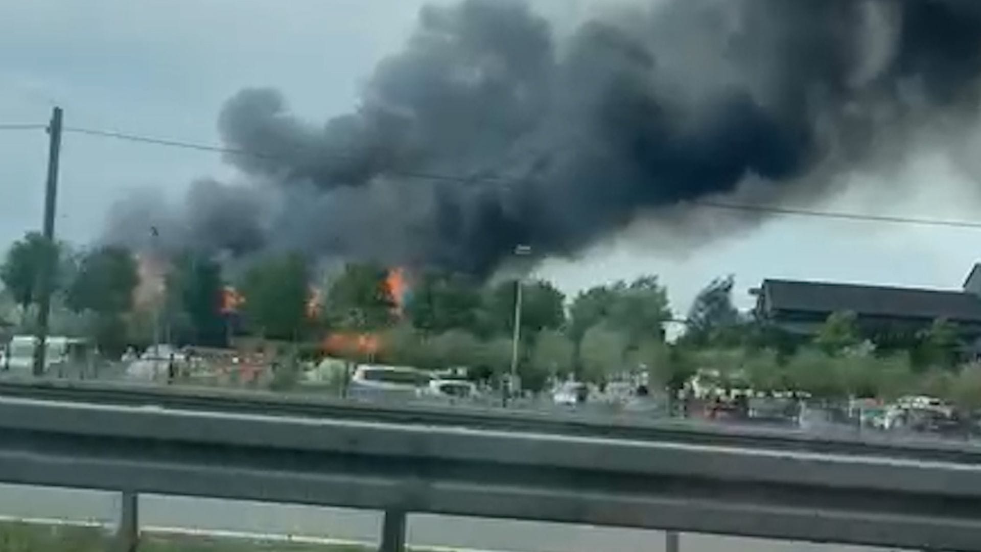 In einem Freizeitpark bei Elstal ist ein größeres Feuer ausgebrochen: Die Rauchsäule über "Karls Erlebnis-Dorf" ist weithin sichtbar.